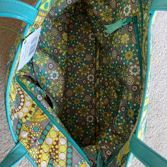 Vera Bradley lemon parfait tote, flip flops (large) and beach towel combo, NWT - Picture 4 of 13